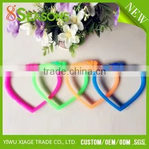 China Colorful Plastic Heart Design Hand Embroidery Cross Stitch Hoops thumbnail-1