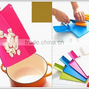 Plastic Spade Shape Cutting Board thumbnail-1