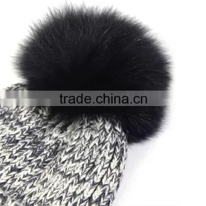 Top Sale Women Pom Label Woven Cotton Ball Acrylic Knitted Cap thumbnail-3