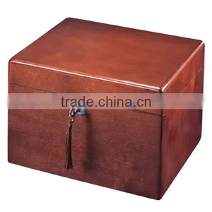 Practical Natural Oak Wooden Urn for Ashes With Locker thumbnail-1