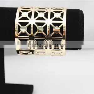 Wholesale Jewelry Gold Geometry Hollow -out Women Cuff Bangle With High Quality thumbnail-6
