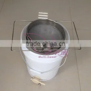 Beekeeping Supplies Food Grade Plastic Honey Bucket Tank With Gate Valve For Honey Extraction thumbnail-6