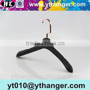 YY0538 Black Antislip Rubber Coated Plastic Hanger Rubber Coat Hanger With Metal Hook thumbnail-4