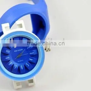 Chrysanthemum Dial Fashion Sport Silicone Rubber Quartz Sport Wristband Watch thumbnail-2