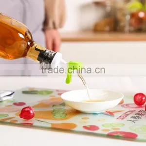 500ml Clear Glass Oil Vinegar Bottle With Plastic Green Dispenser thumbnail-5
