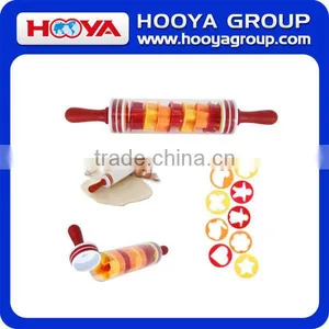 Plastic Rolling Pin With 9 Biscuit Cutters thumbnail-3