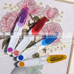 Wholesale Plastic Handle Sewing Scissors Portable Cross Stitch Mini Safe Scissors With Cap Colorful thumbnail-1