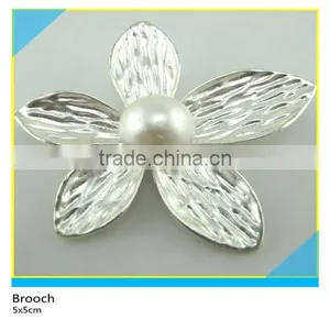 Silver Flower Round Pearl Brooch Fancy Design Clothing Decoration Brooch 5x5cm thumbnail-1