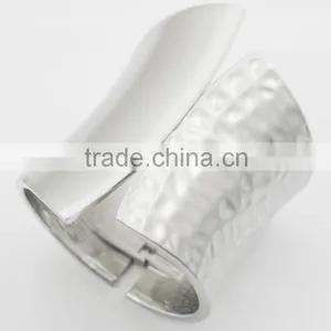 Wholesale High Quality Hammered Craft Metal Jewelry Wide Cuff Bangles thumbnail-1