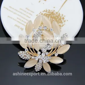 Classic Resin Noble Bridal Hollow Flower Rhinestone Brooch/handmade Rhinestone Brooch thumbnail-1