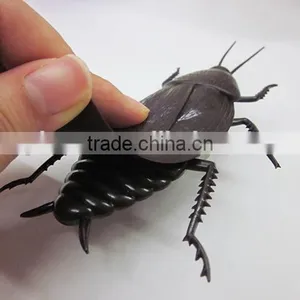 Kid Jumbo Plastic Cockroach Trick Toy thumbnail-4