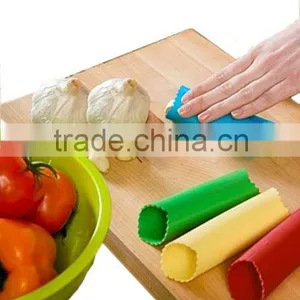 Kitchen Accessory Silicone Garlic Peeler thumbnail-1