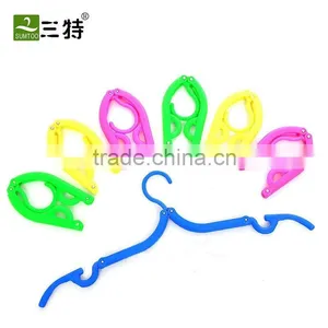 Plastic Folding Clothes Hanger thumbnail-1