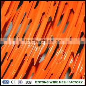 Low Price Concertina Coil Type Razor Barbed Wire Mesh Fence thumbnail-4