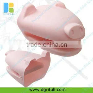 Pink Pig Silicone Oven Mitt thumbnail-1