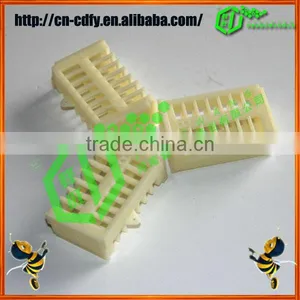Plastic Queen Cage Bee Equipment thumbnail-1