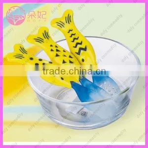 Fish-shaped Temperature Sensing Baby Spoon thumbnail-1