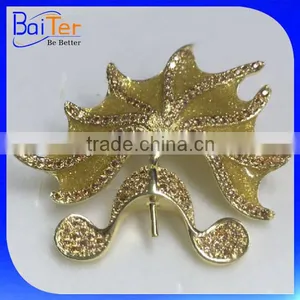 China Wholesale Custom Made Design Fashion Pearl Men'S Brooch thumbnail-3