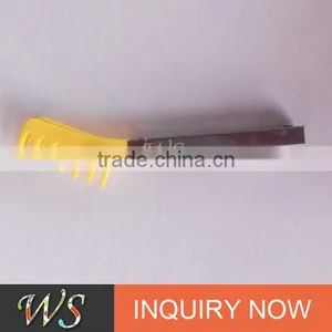 WSCCLG005 7' or Customizing Sized Plastic Food Clip Tong With Comb Shape on End thumbnail-1