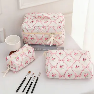 Wholesale Quilted Floral Cosmetic Bag Set Portable Cotton Makeup Bags Zipper Closure Fashionable Hanging Travel Storage Bag thumbnail-3