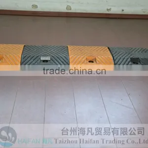 1000*350*45mm Traffic Road Reflective Rubber Speed Hump/ Black and Yellow Traffic Road Reflective Rubber Speed Hump for Crossing thumbnail-2