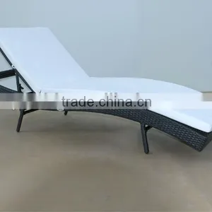 Rattan Chaise Longue thumbnail-1