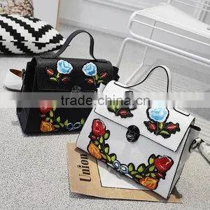 Zm50361b 2017 New Style Fashion Women Handbag Retro Embroidery Flower Lady Single Shoulder Bags thumbnail-1