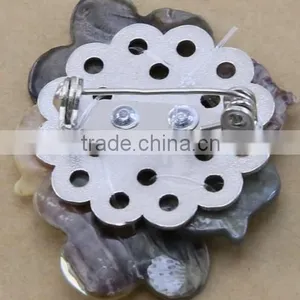 Flower Shaped Shell Brooch thumbnail-2