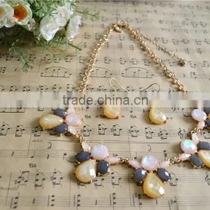 New Fashion Style Flower Necklace Earring Jewelry Set Resin Pendant Necklace Set thumbnail-3