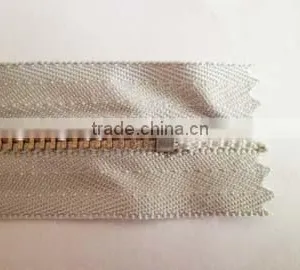 4# Metal Aluminum Zipper Fastener Close End Zipper With Locking Slider Shoes Zipper thumbnail-3