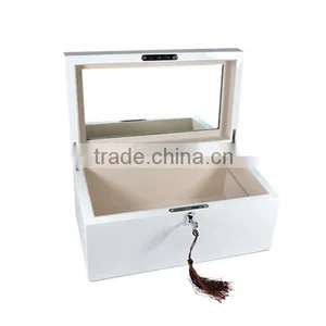 China Mirrored Lacquer Wooden Jewelry Box With Key Lock thumbnail-2