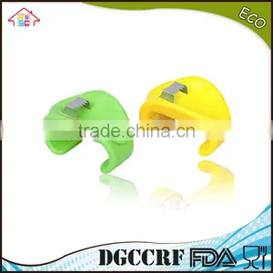 NBRSC Over 10 Years Experience Plastic Easy and Convenient Kitchen Tools Mini Handhold Corn Stripper thumbnail-2