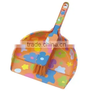 Plastic Folding Broom and Dustpan Set thumbnail-3