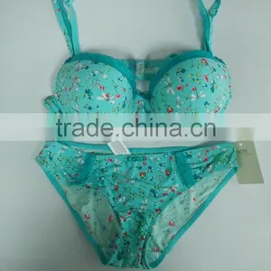 Sexy and Comfortable Seamless Bra Set thumbnail-1
