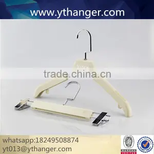 CY-626 Grey Suit Velvet Hanger on Shoulder Flocking Velvet Hanger for Wholesale Clothes thumbnail-1