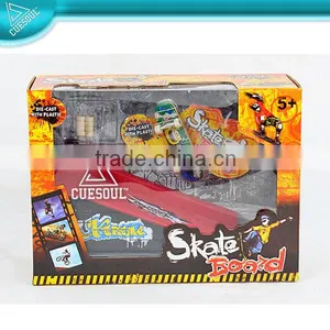 Mini Wood Finger Skateboard With Ramp thumbnail-1