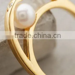 Shiny Gold Plating Crystal Stud Pearl Embrace Ring thumbnail-2