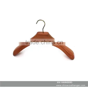 Basic Wooden Suit Hanger Has a Streamlined Shape That Keeps Suits and Jackets in Shape thumbnail-4