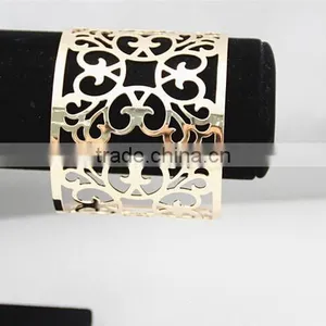 Trendy Gold Plated Iron Open End Cuff Hollow Flower Bangle Bracelets for Ladies thumbnail-5
