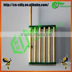 Bamboo And Plastic Bee Queen Cage thumbnail-5