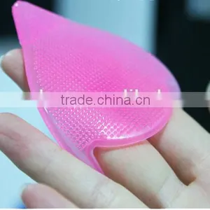 Eco-friendly High Quality Mutifunctional Heart Design Silicone Facial Cleansing Brush thumbnail-2