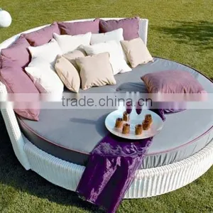 Fashionable Garden White Round Rattan Daybed thumbnail-1