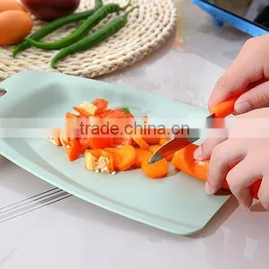 Multi-function Plastic Cutting Board With Hook thumbnail-3