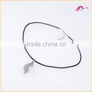 Simple Fashion Charm Leaf Shaped Pendant Leather Rope Necklace Quality Choice thumbnail-2