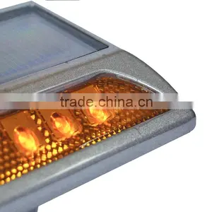Small MOQ Strong Reflective Effect Solar Led Road Stud thumbnail-6