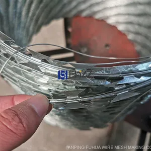 Diameter 450mm 90Clips×5Clips Per Coil BTO-22 Galvanized Concertina Razor Barbed Wire thumbnail-2