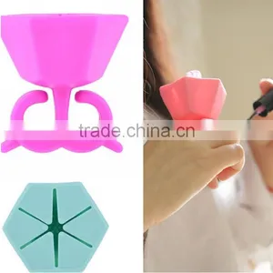 Silicone Wearable Nail Polish Bottle Holder Multifunction Varnish Display Stand Holder thumbnail-3