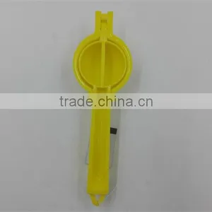 High Quality Plastic Kitchen Garlic Press thumbnail-2