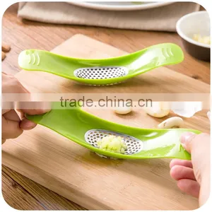 Plastic Garlic Crusher thumbnail-3