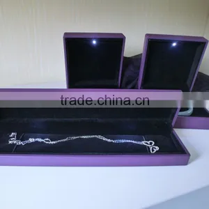 Luxury Varnished Bracelet Box Bangle Box Wedding Gift Set With LED Necklace Wooden Box thumbnail-1